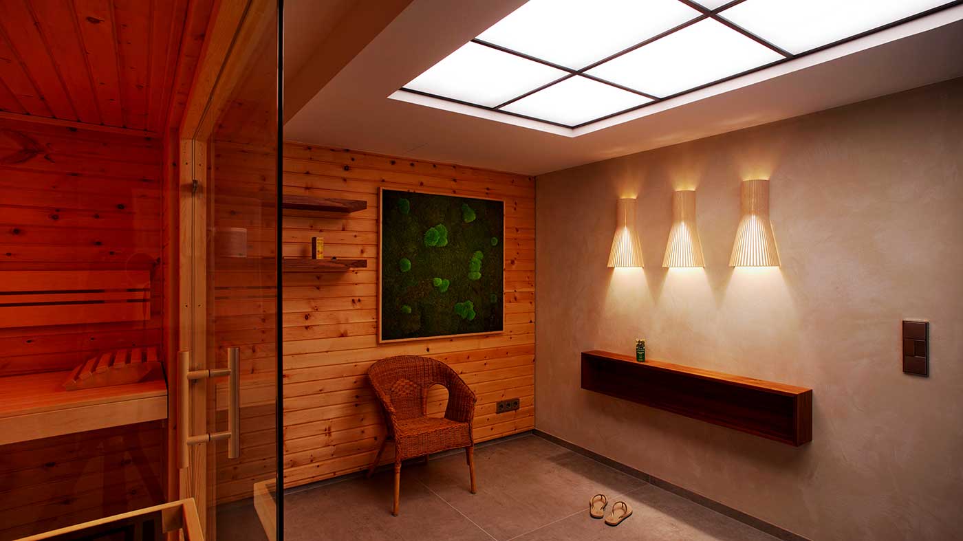 Gemütlicher Wellness-Raum mit Sauna